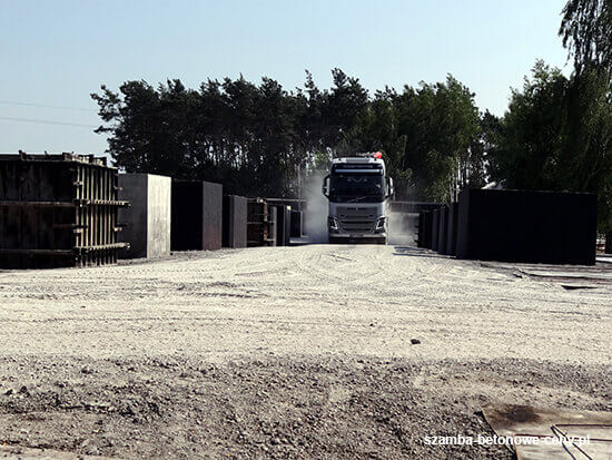 Szamba betonowe Zduńska Wola - załadunek zbiornika na transport
